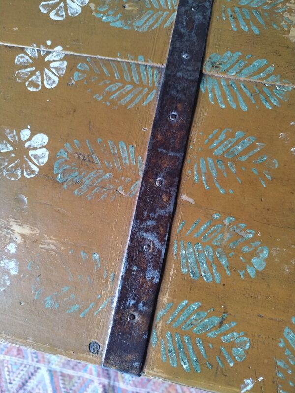 Coffre ancien bois peint
