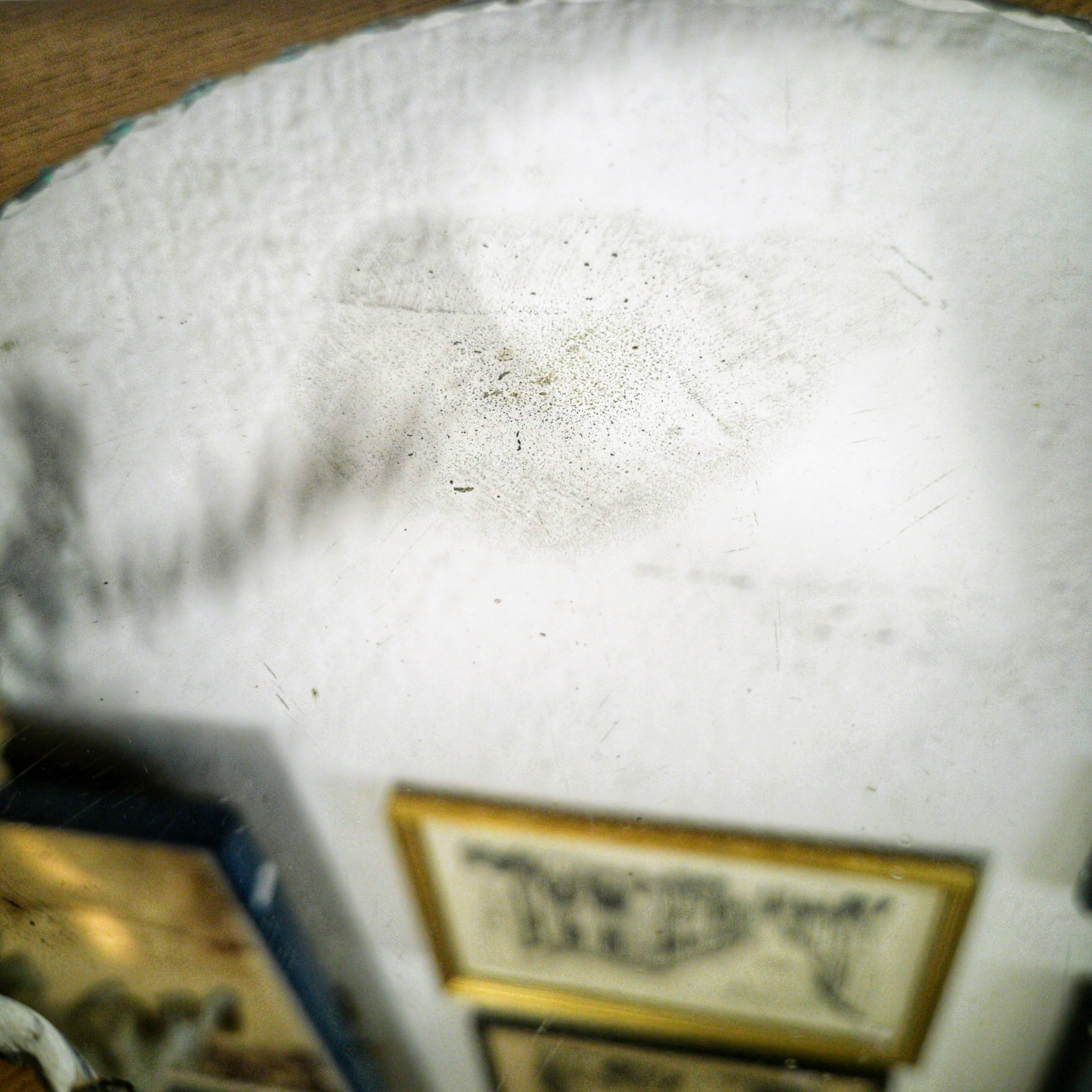 Bevelled mirror to lay
