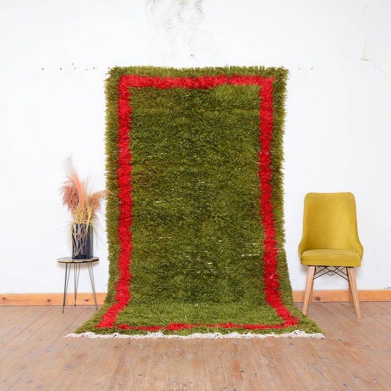 Handmade pure wool rug in green and red, size 140/260 cm.