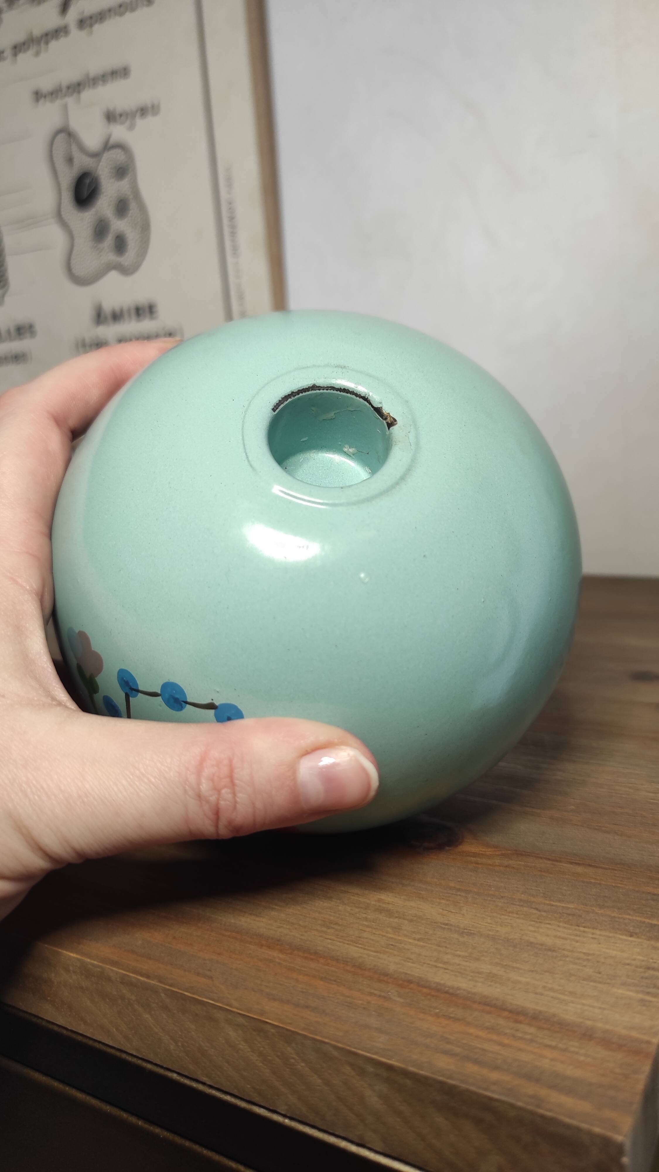 Floral candle holder in enamelled metal