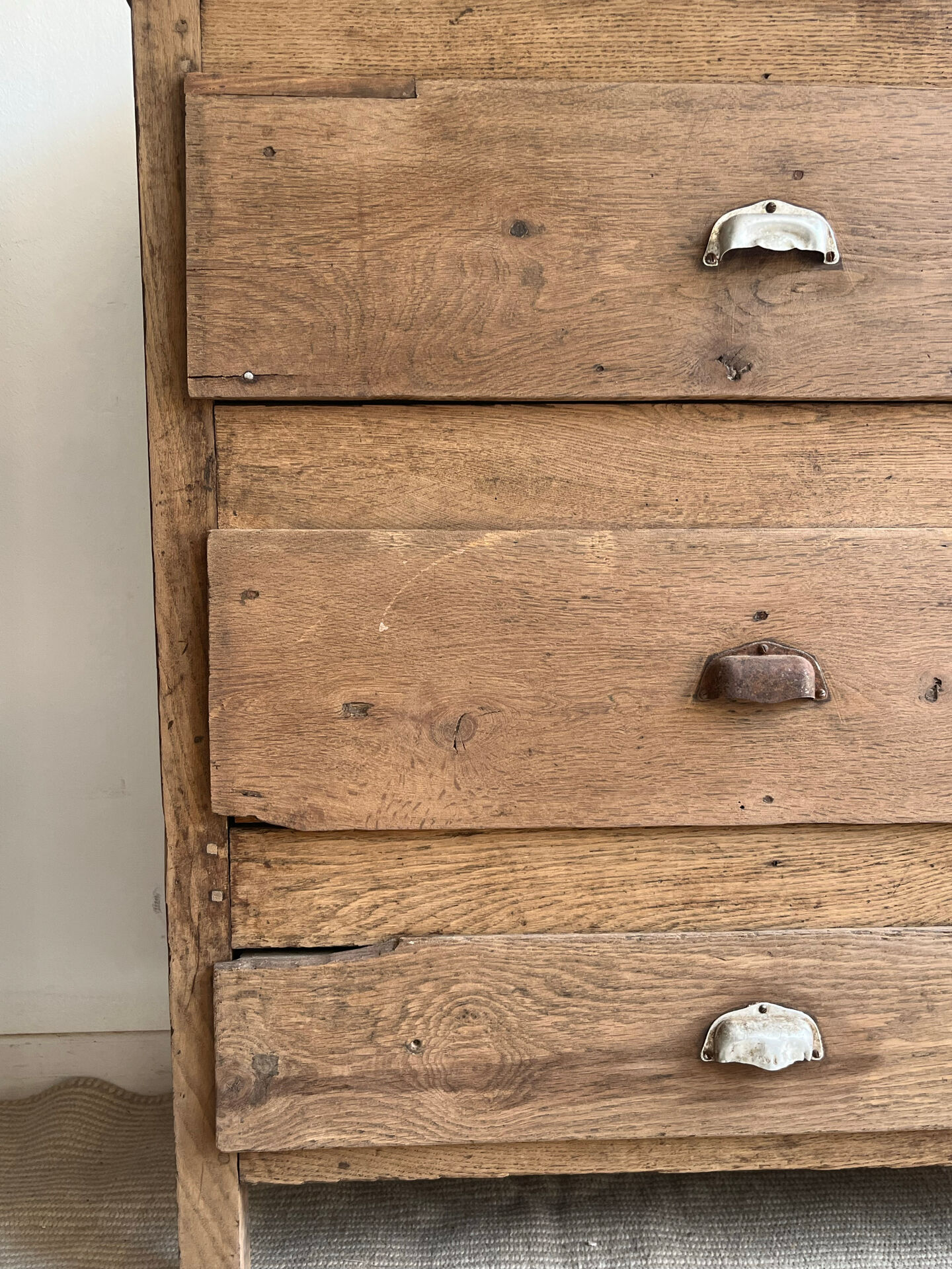 Atypical antique chest of drawers