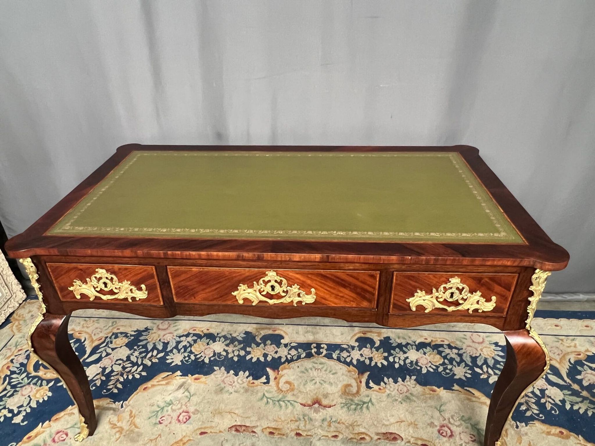 Louis XV style desk. Rosewood veneer, gilt bronze decoration, leather.