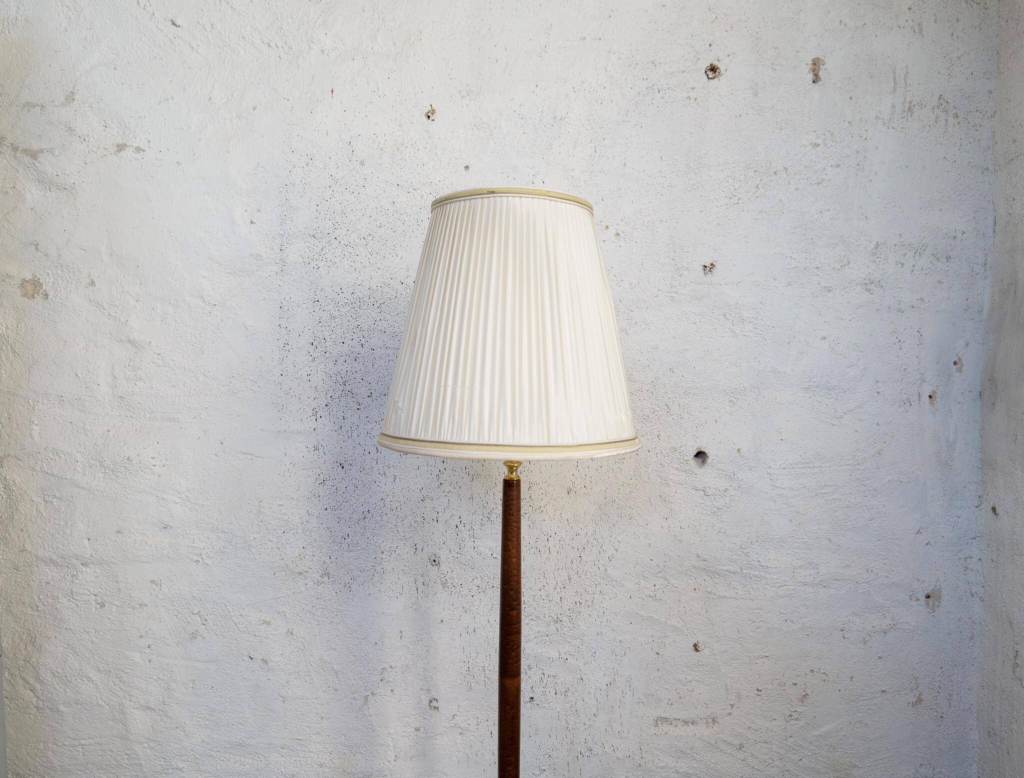 Mid-century floor lamp in brass and polished wood by Böhlmarks, Sweden, 1940s.