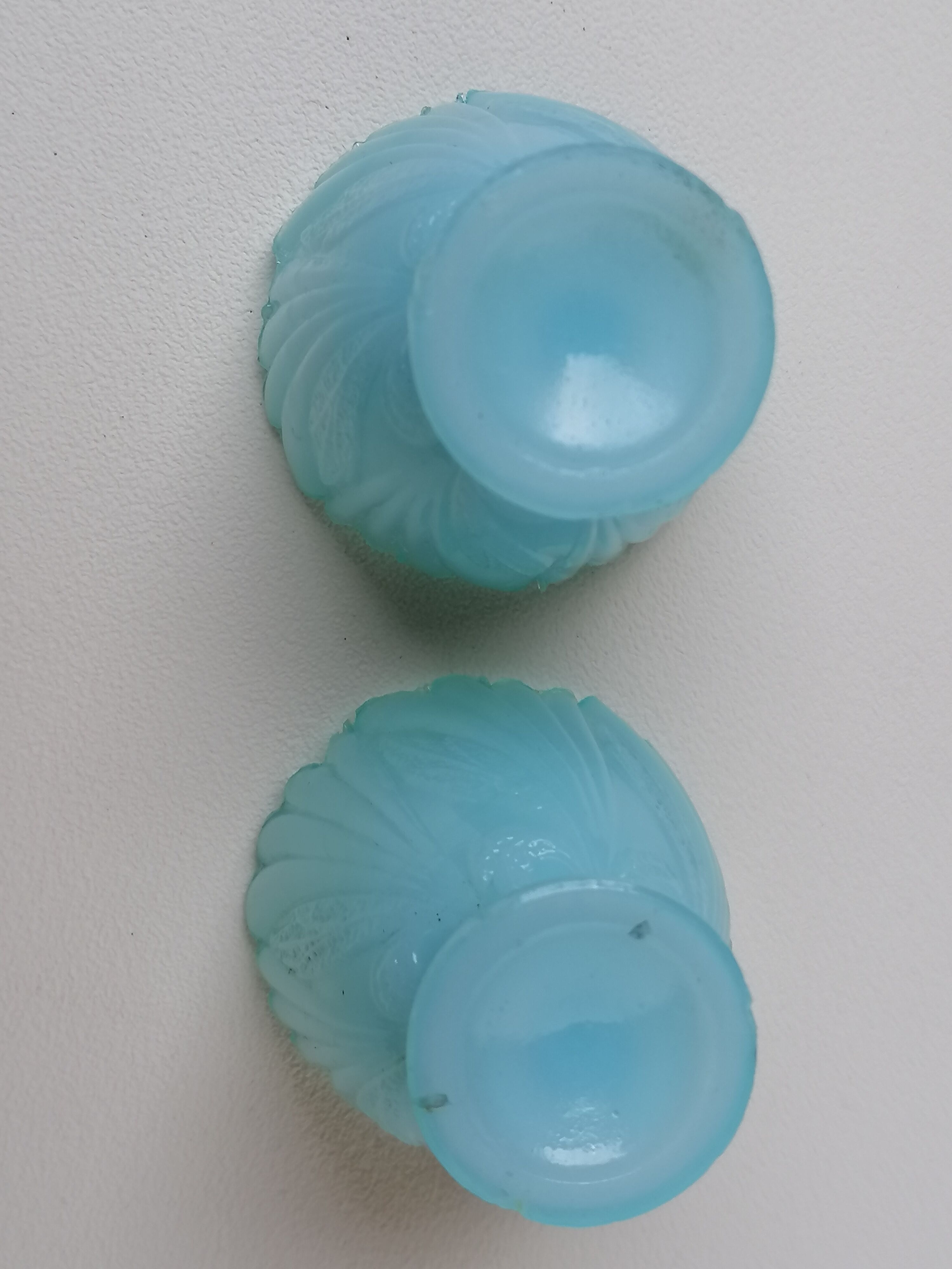 Duo de coquetiers en opaline de foire
