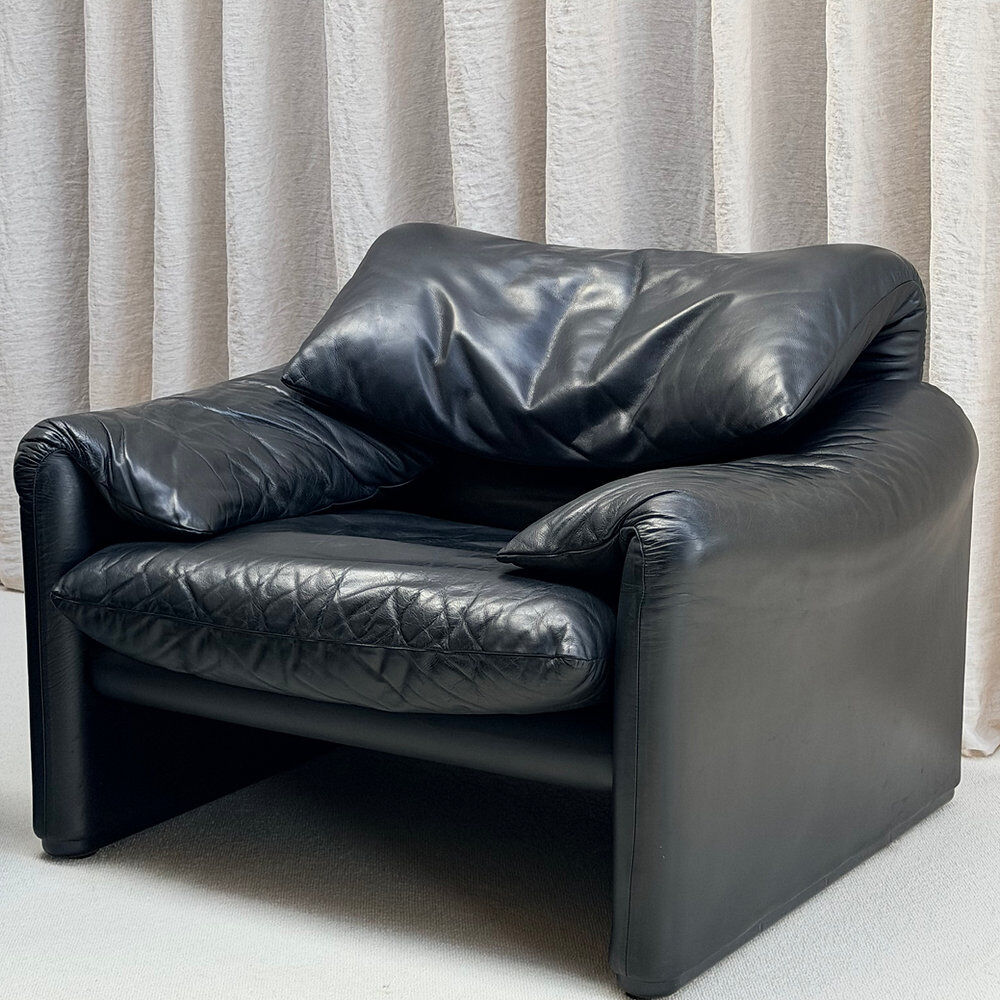 First edition Maralunga set, Vico Magistretti, Cassina, Italy, 1970s.