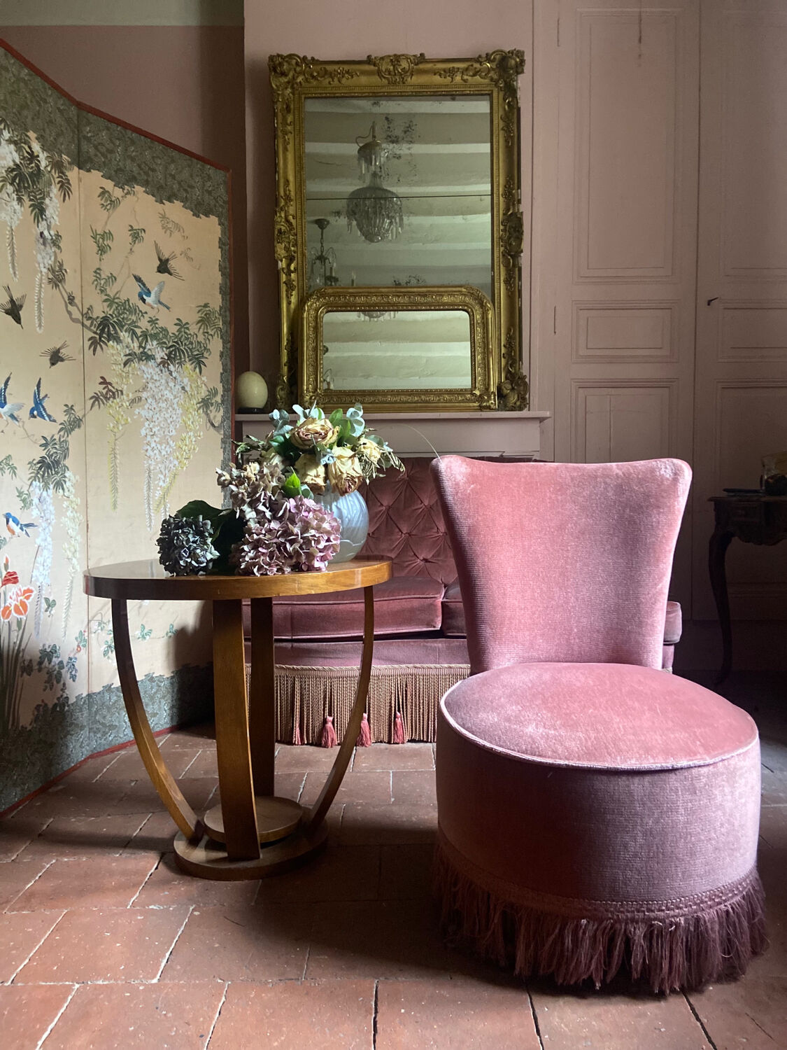 Small old toad armchair in old pink velvet