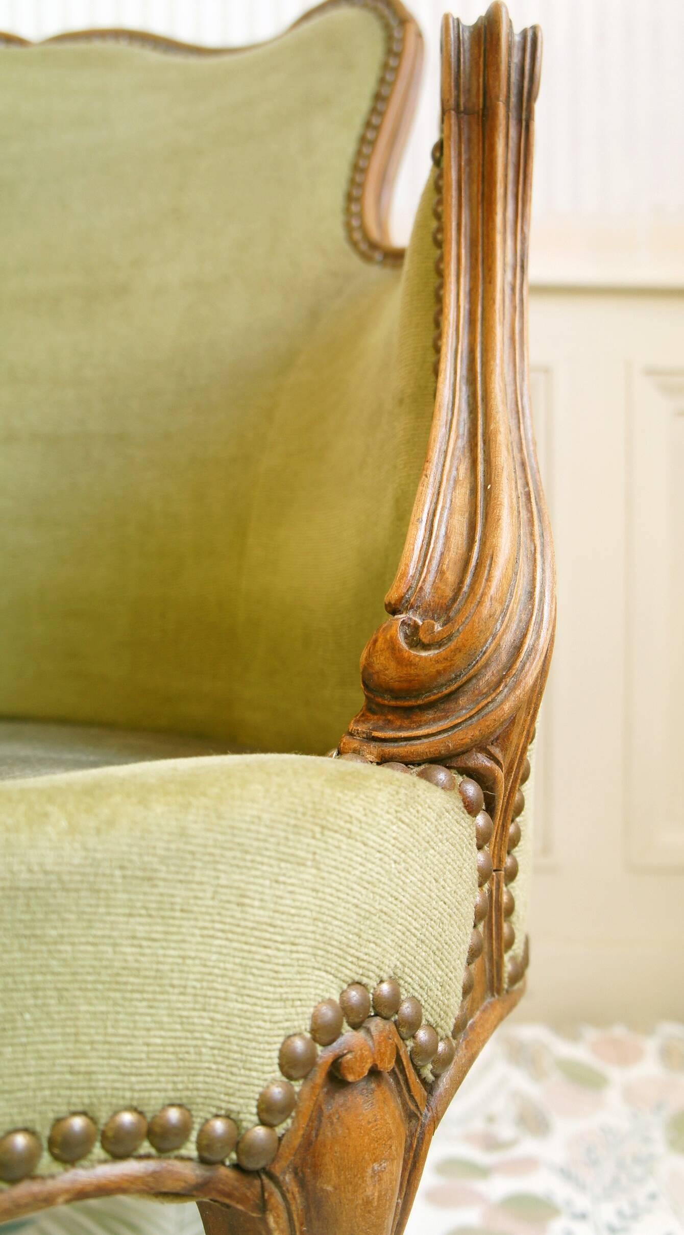 Fauteuil bergère bois sculpté & velours