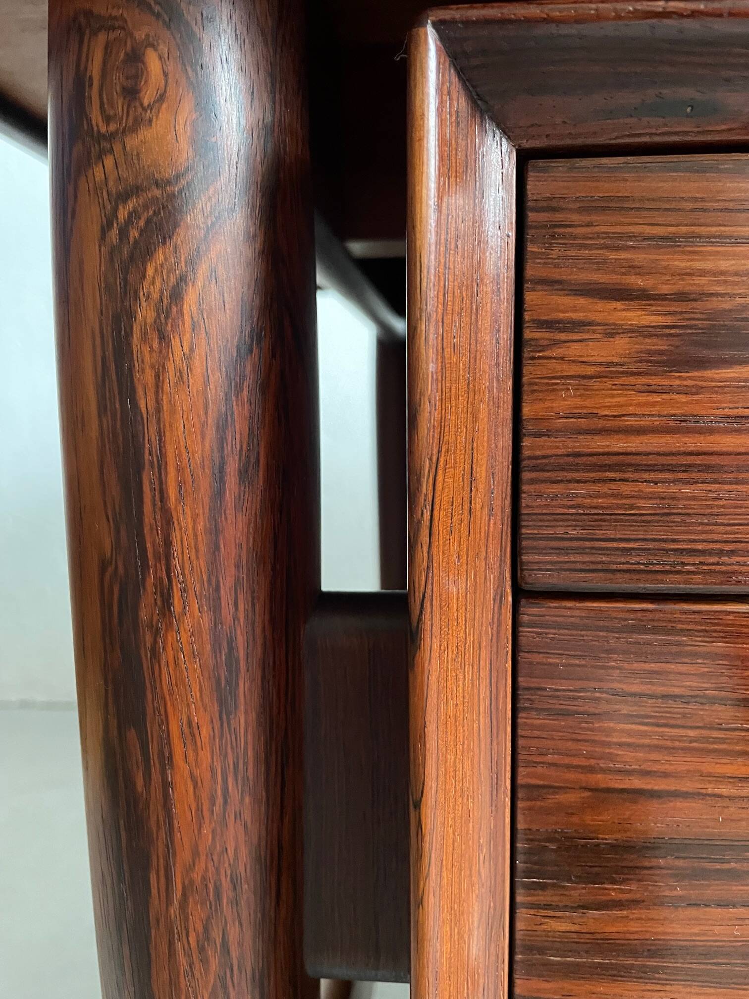 Rosewood Executive Desk by Arne Vodder, Model 207 – Scandinavian Modern Ico