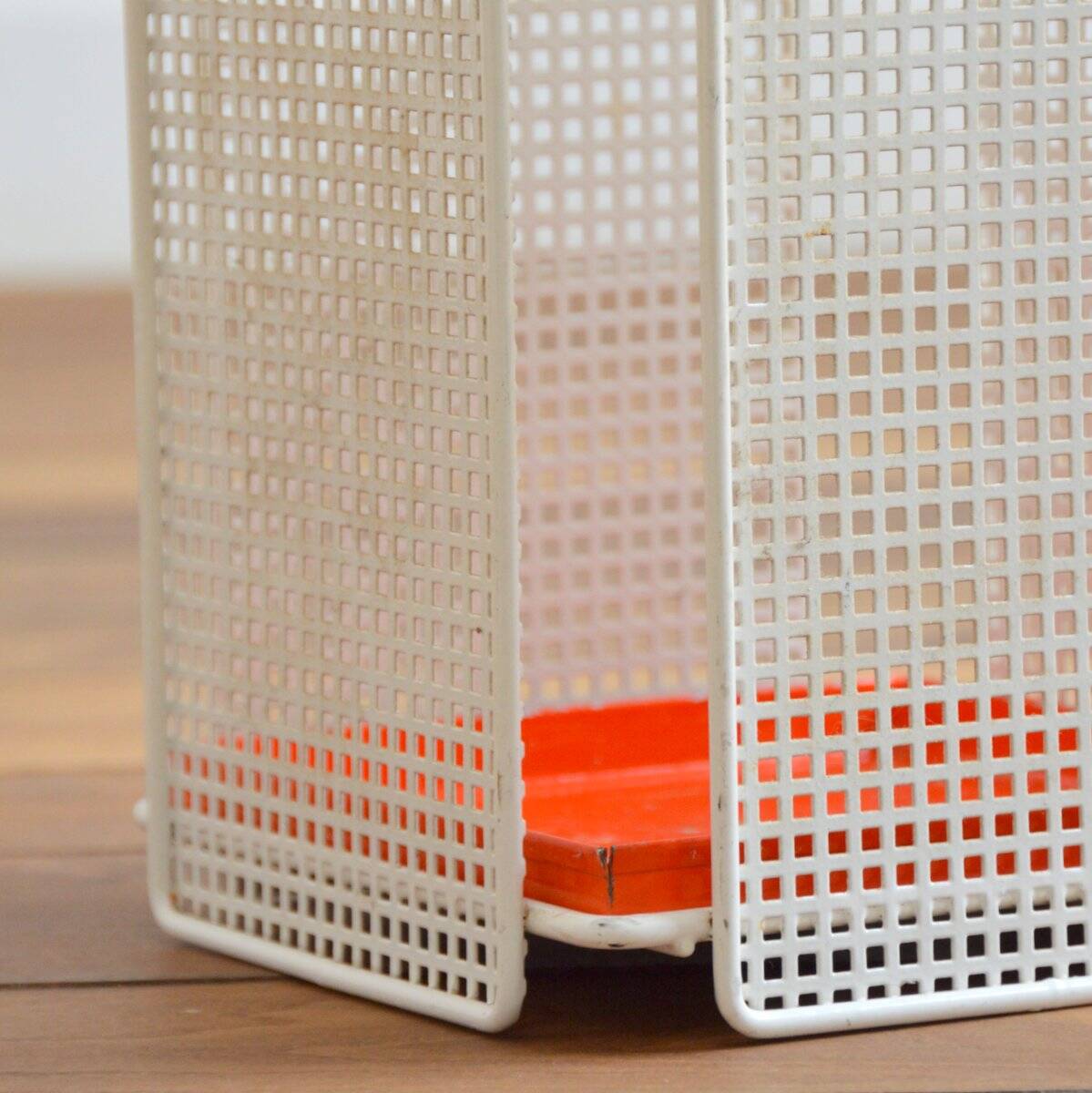 Porte-parapluies moderniste en métal perforé années 60 / 70