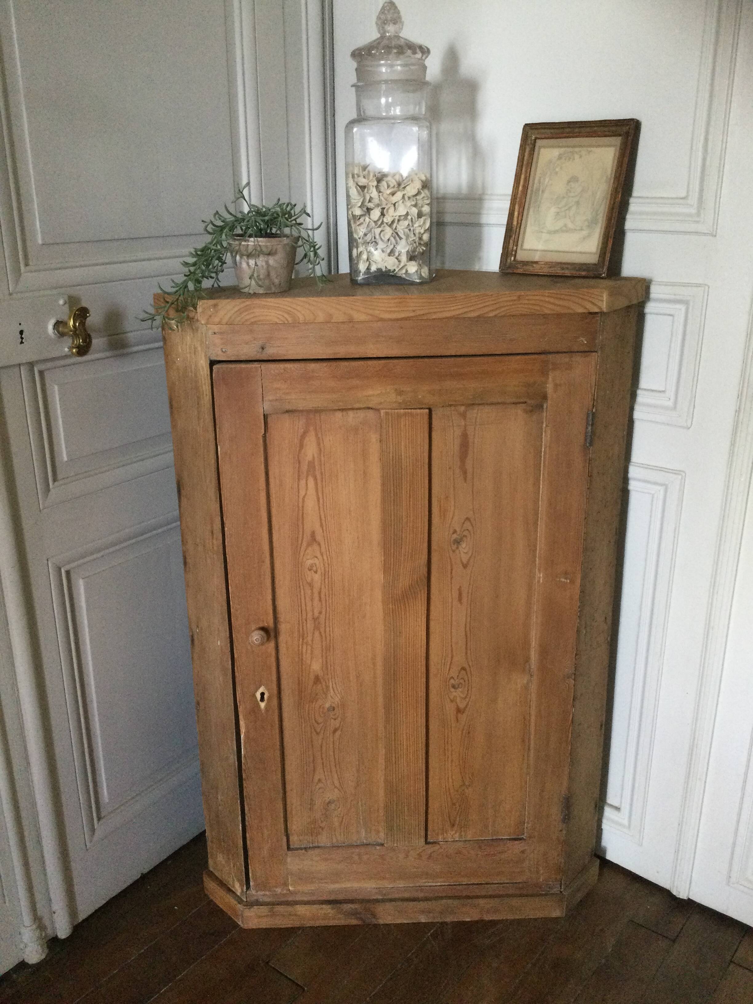 Antique corner cabinet with 1 door