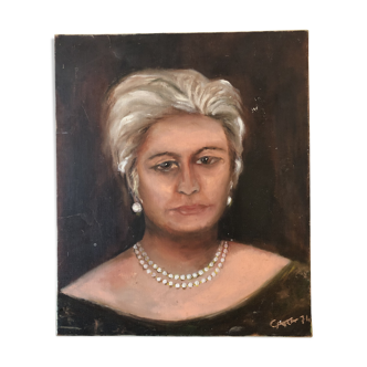 Portrait femme au collier de perles