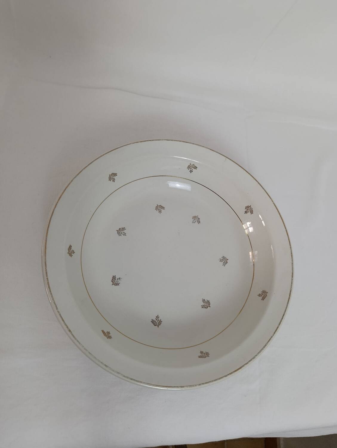 Set of 2 white deep plates with a gold pattern.