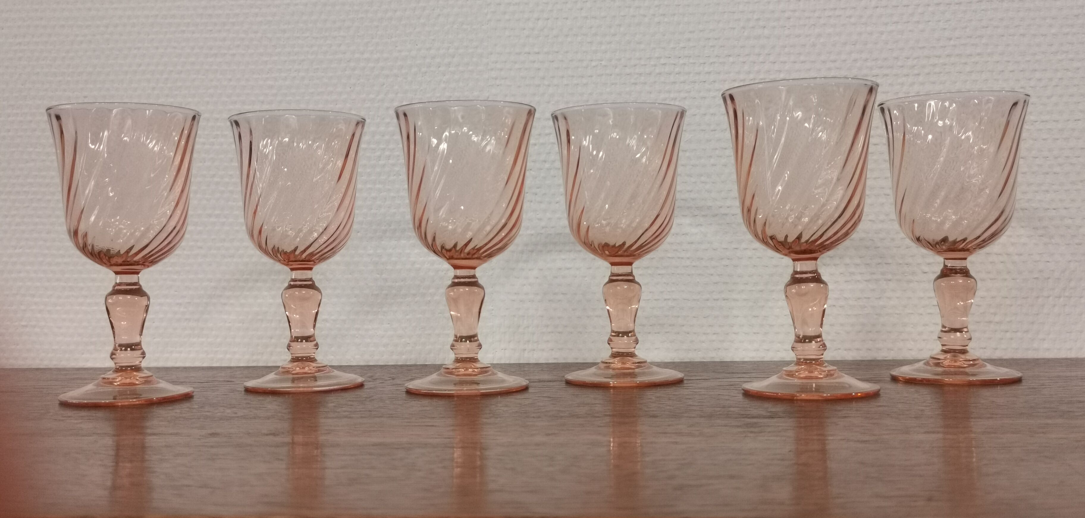 Set of 6 pink twisted wine glasses "Rosaline" Luminarc France