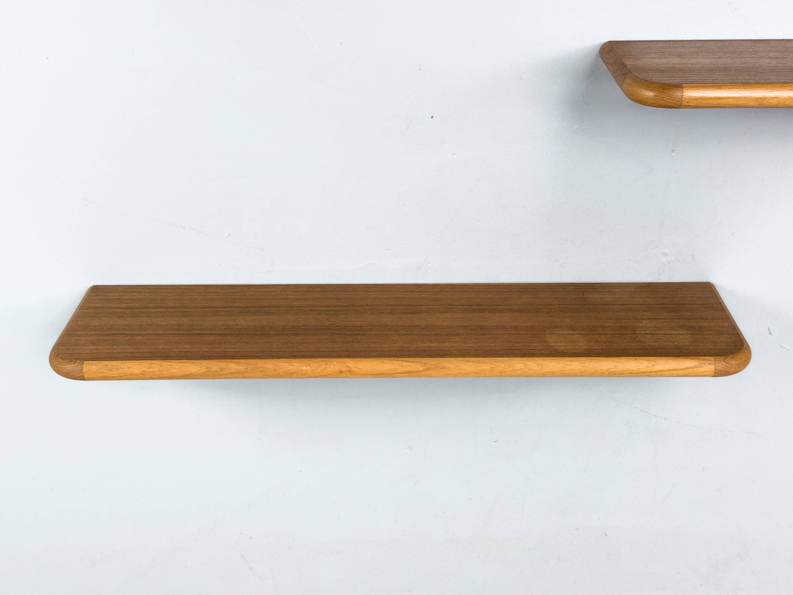 Ensemble de 2 étagères murales en teck du milieu du siècle, années 1970