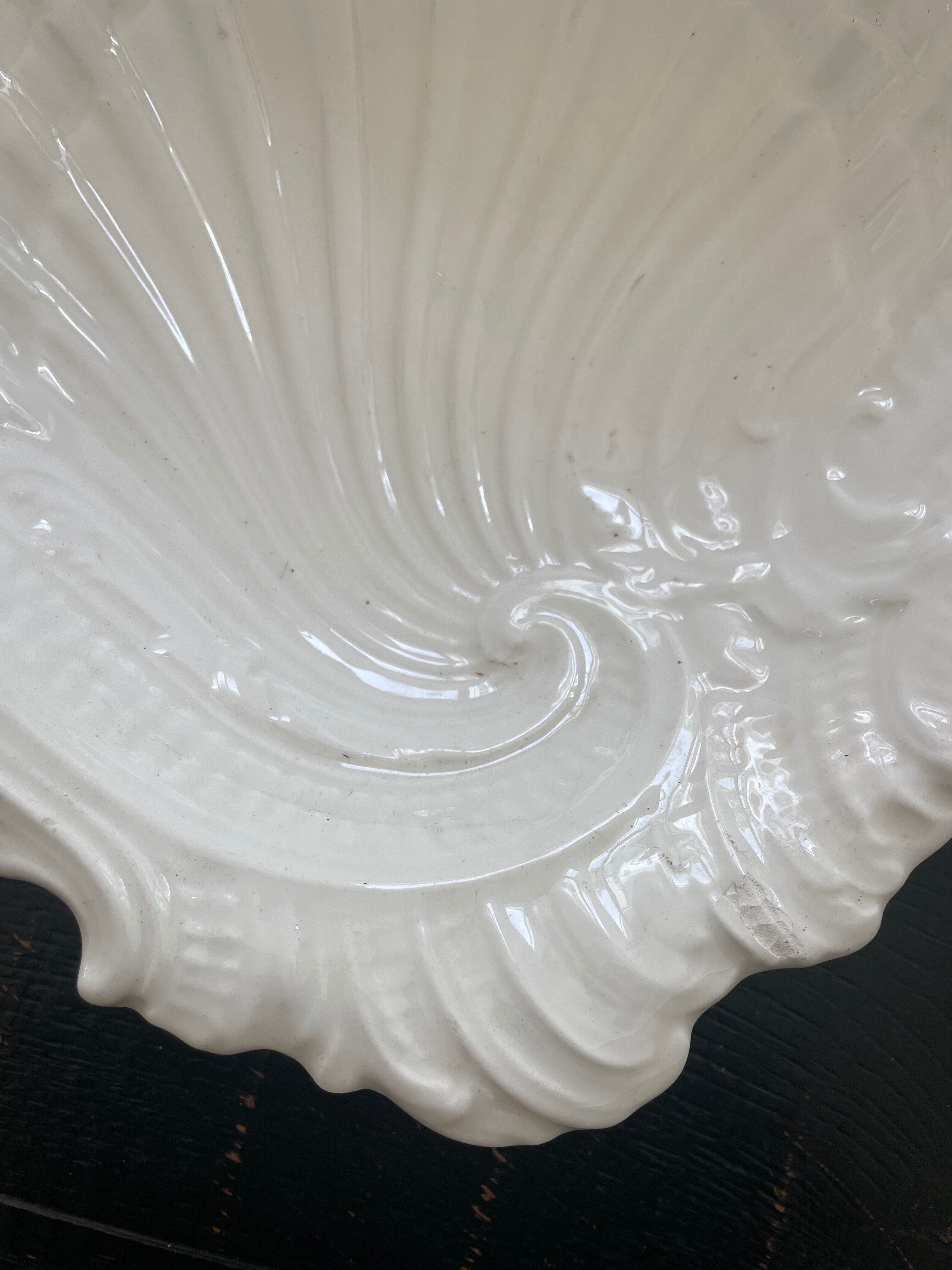 Vintage shell-shaped salad bowl