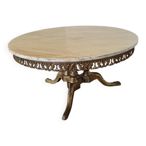 Table basse en marbre des années 1960. Plateau en marbre / piètement doré à la feuille avec de nombreux détails.