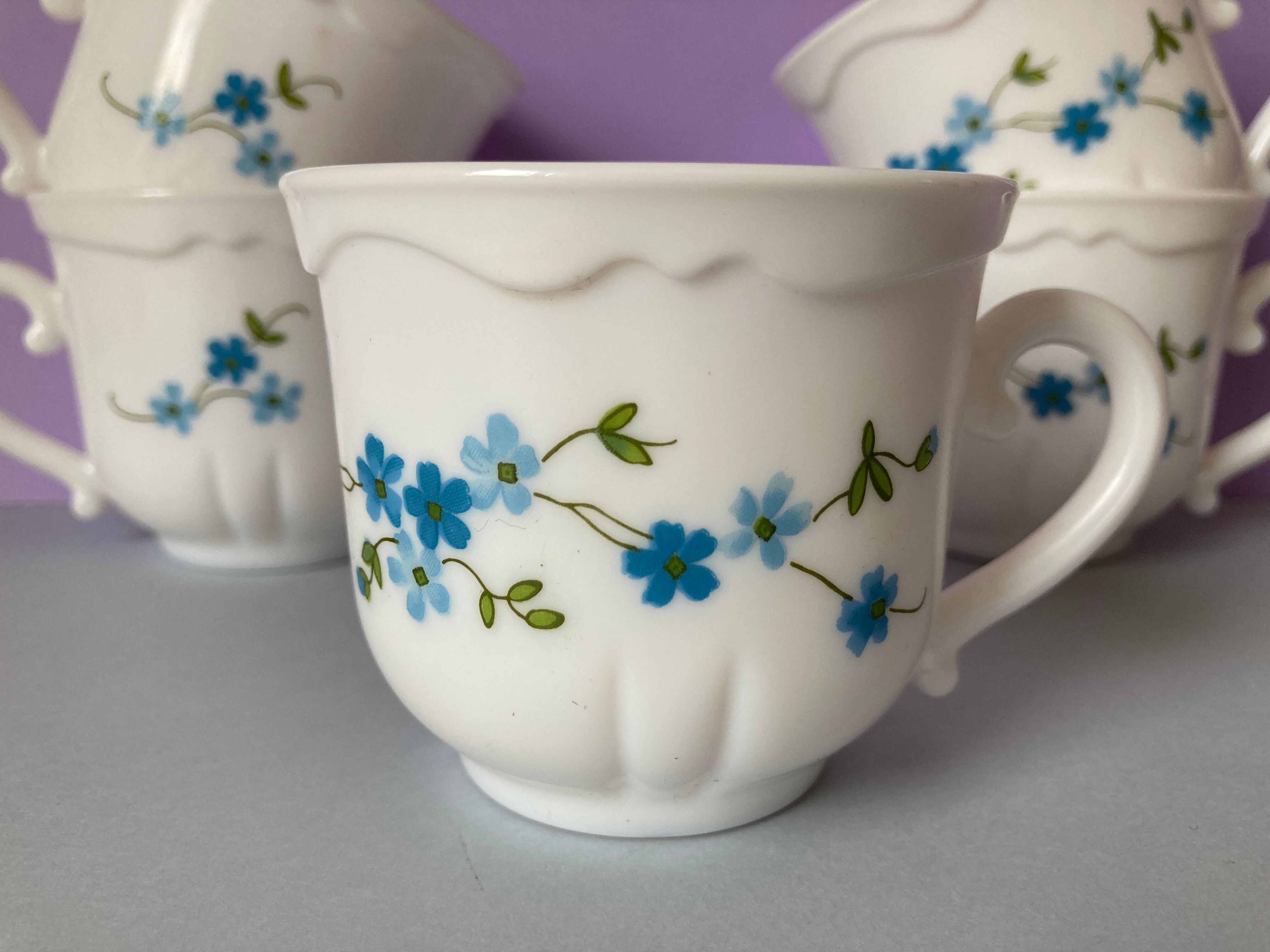 5 cups veronica tea with blue myosotis in white glass from arcopal-80s-retro-vintage
