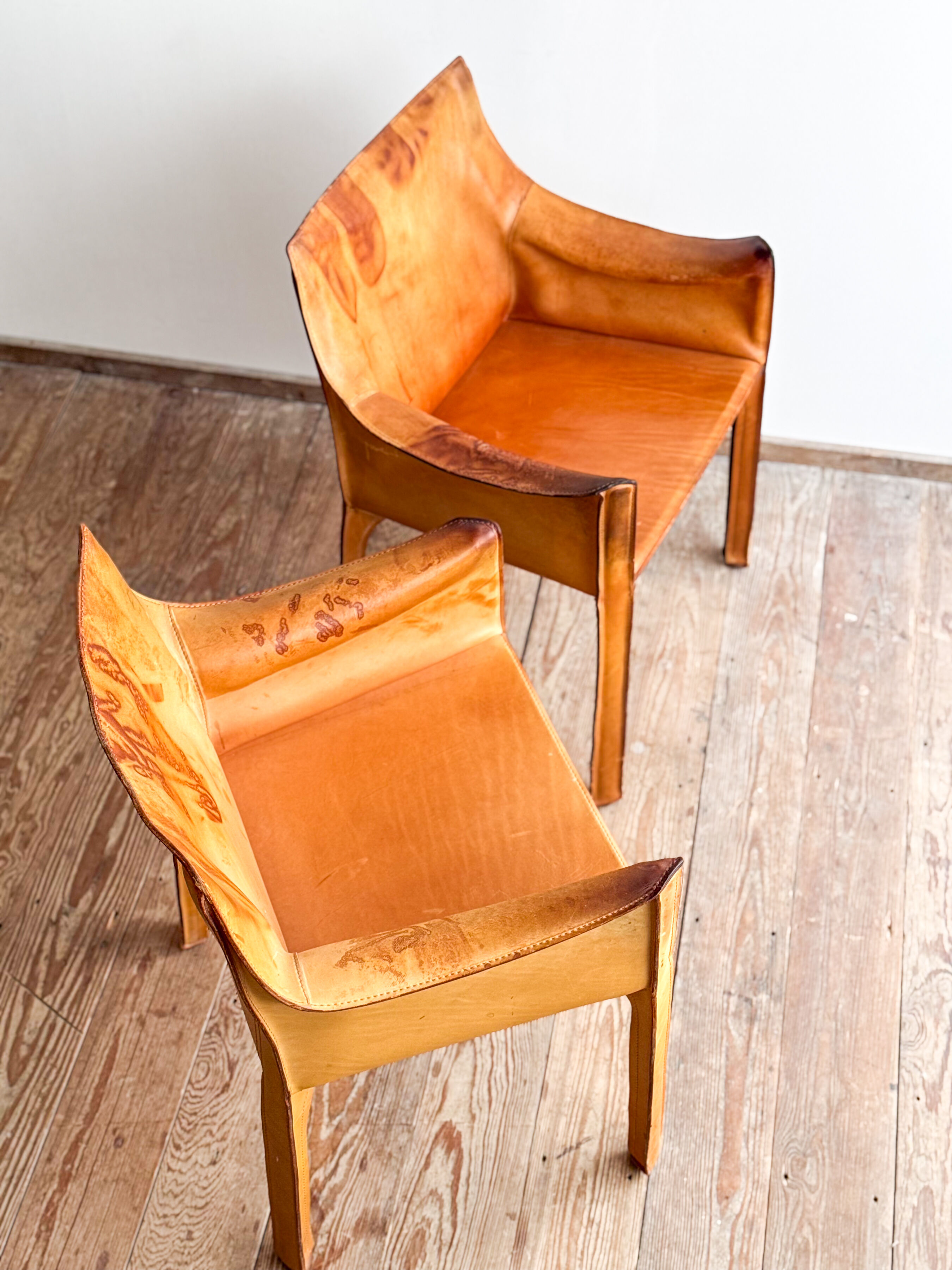 Paire de fauteuils Cab 413 par Mario Bellini en cuir beige patiné, Cassina