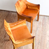 Paire de fauteuils Cab 413 par Mario Bellini en cuir beige patiné, Cassina