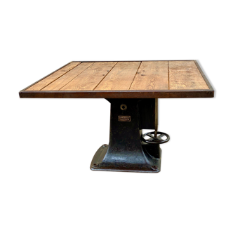 Cast-foot square industrial table
