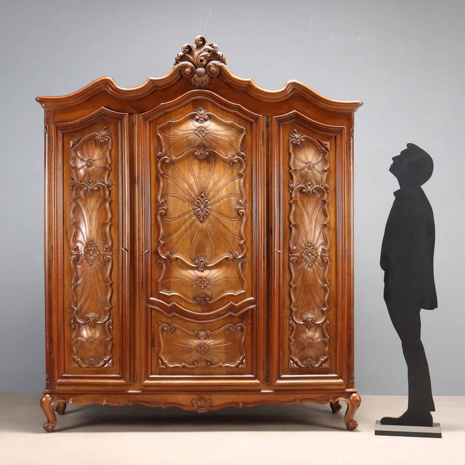 Armoire 3 portes ancienne de style baroque en noyer, XXe siècle