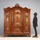 Armoire 3 portes ancienne de style baroque en noyer, XXe siècle