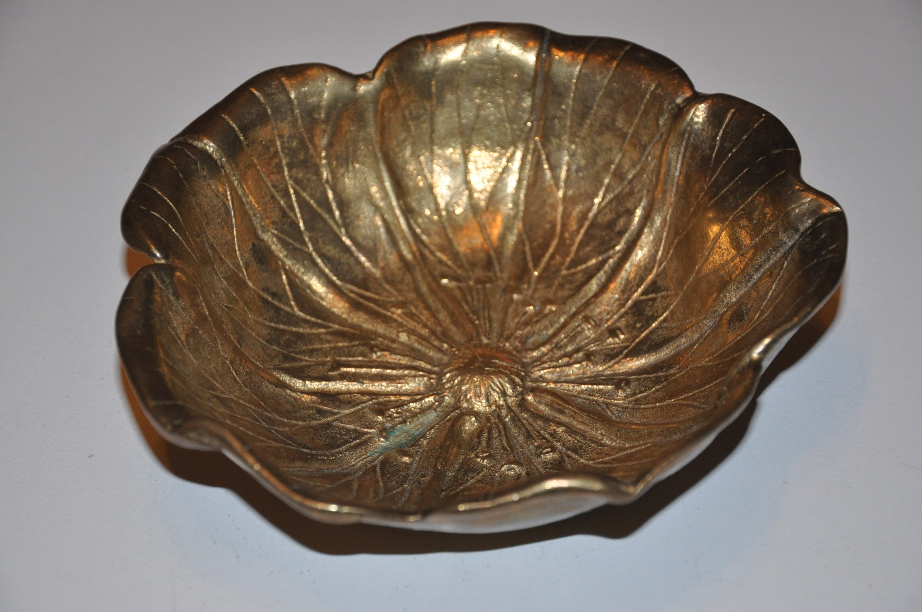 Empty-pocket flower in solid brass