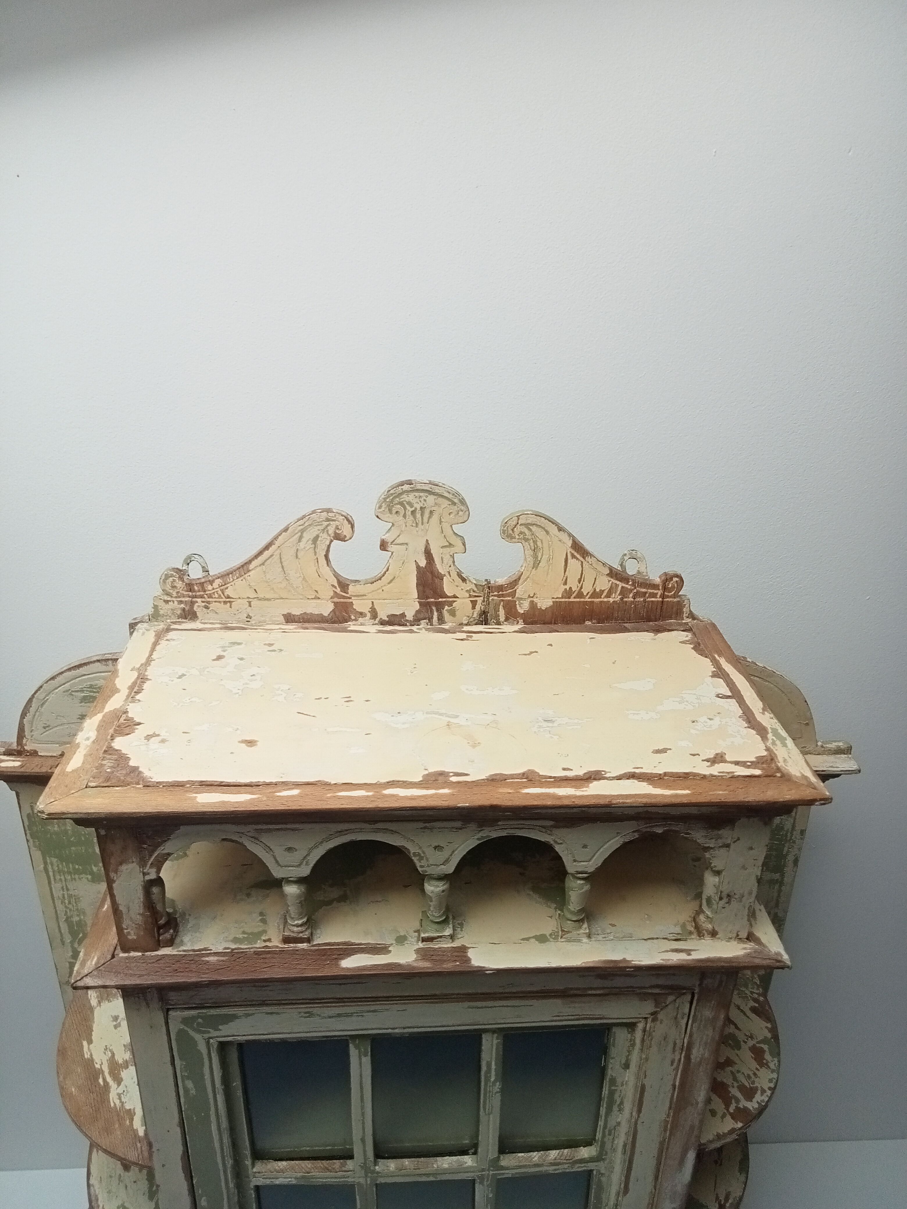 Old showcase to install or hang