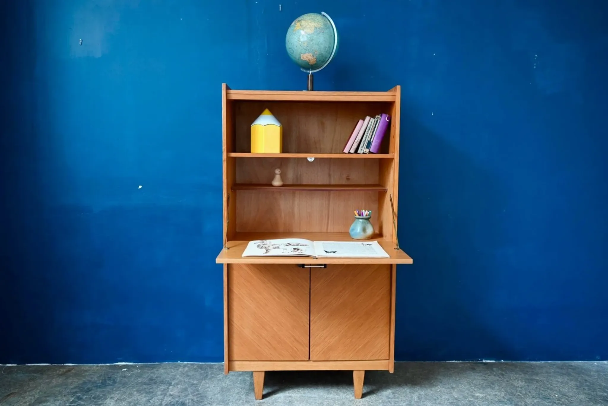 Vintage secretary bookcase from the 50s and 60s, oak with chevron marquetry.