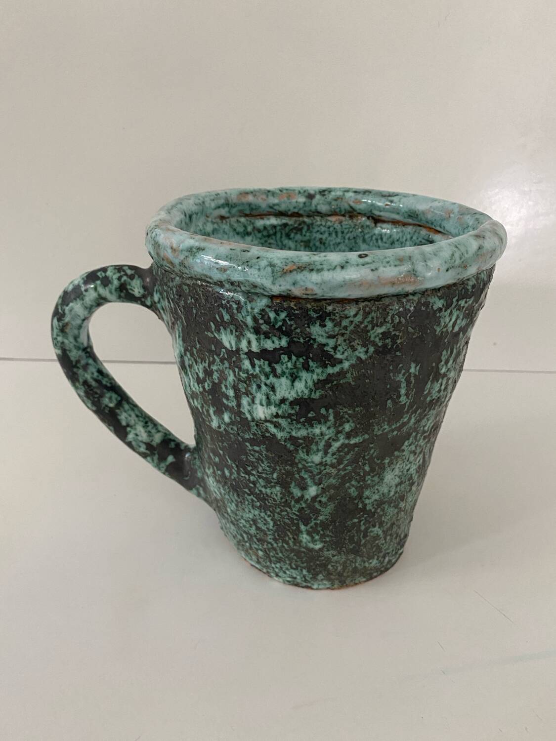 Large vintage turquoise ceramic pot from the 60s. Perfect condition. Dimensions: 20 cm high x 17 l.