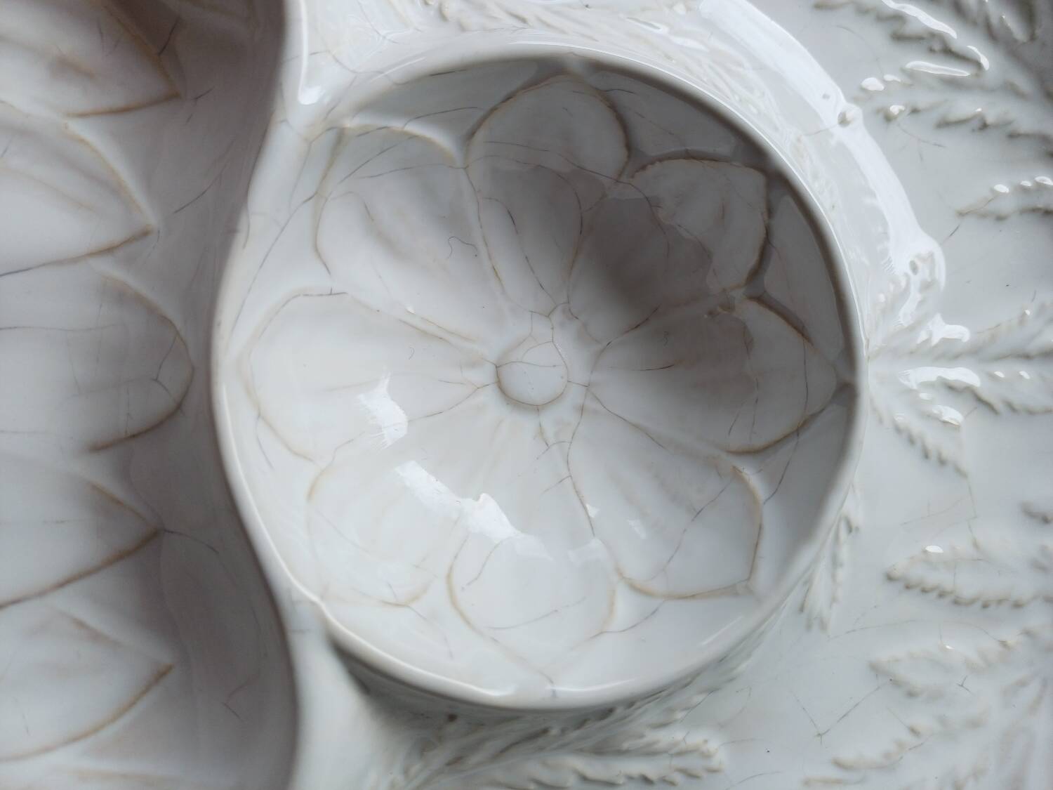 4 barbotine plates with artichoke pattern from Bordallo.