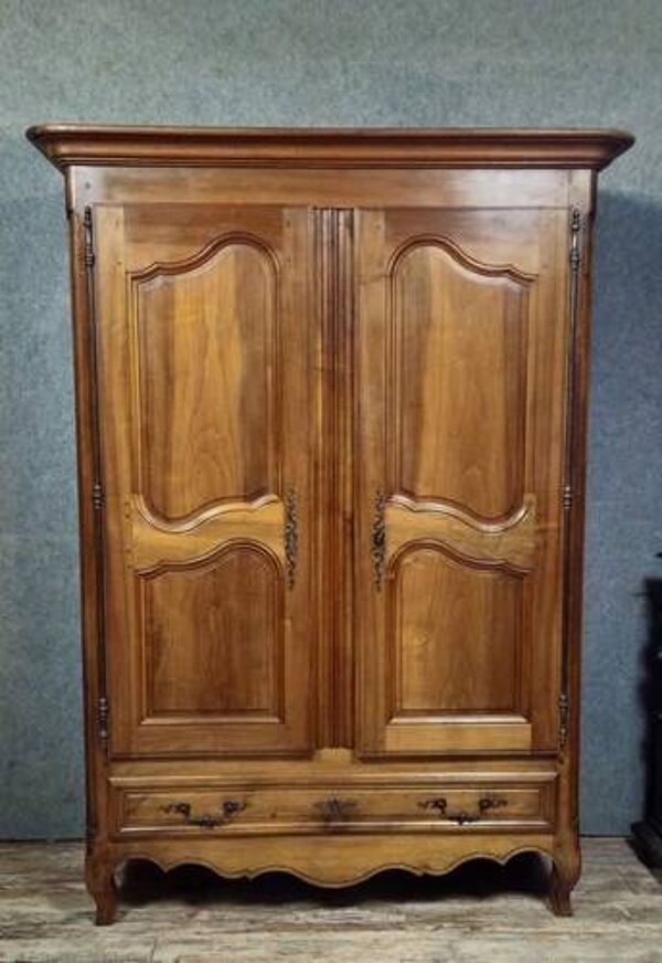 Armoire époque Louis XV en noyer massif époque XVIIIeme