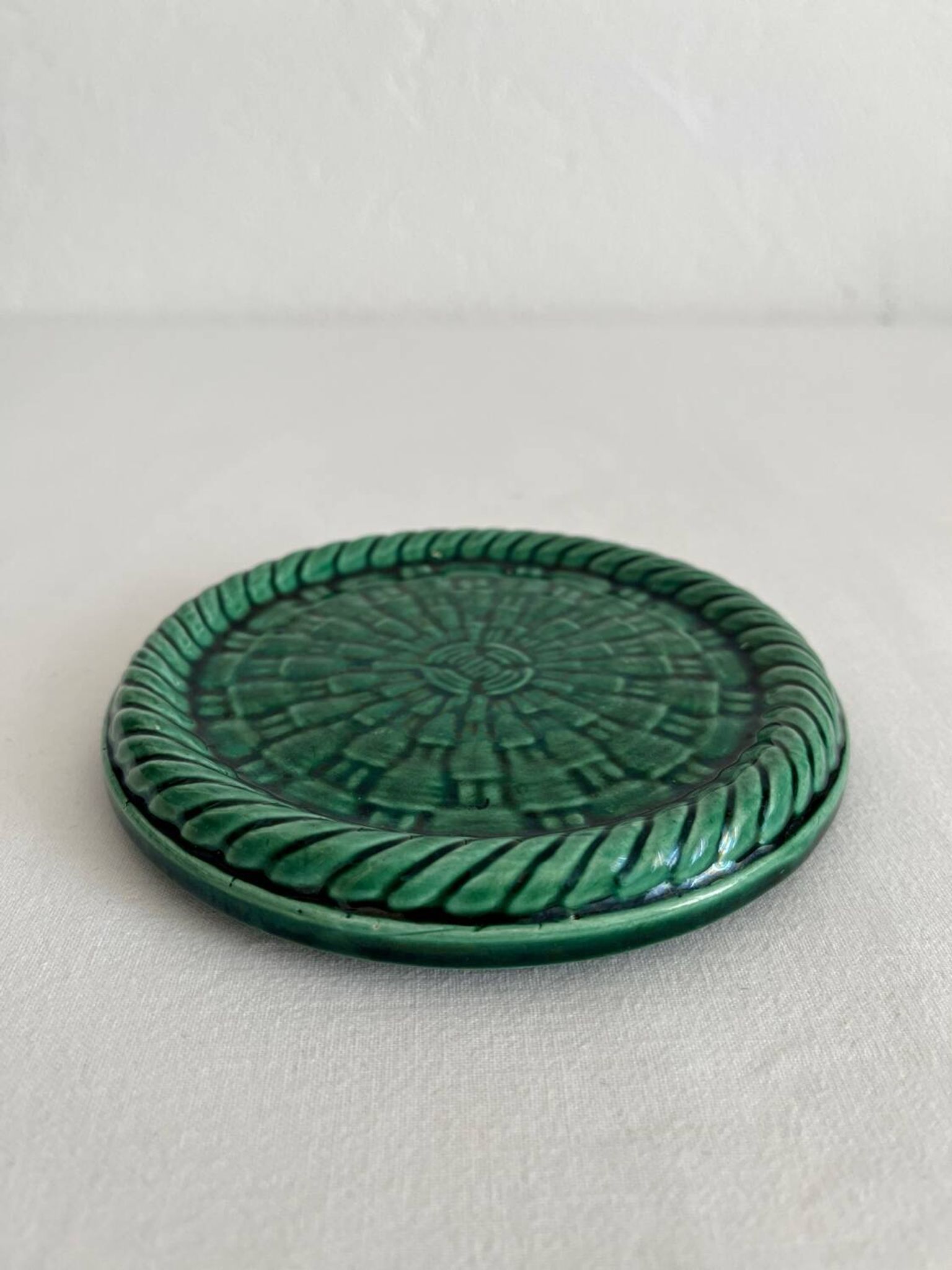 Dessous de bouteille vintage en céramique verte tressée