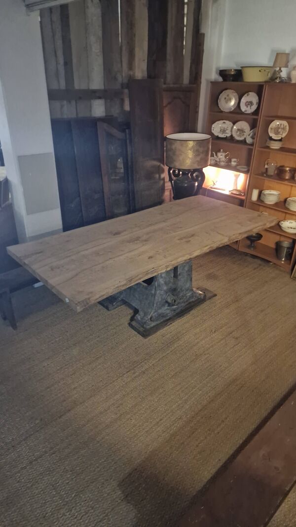 Table création en orme massif et machine industrielle