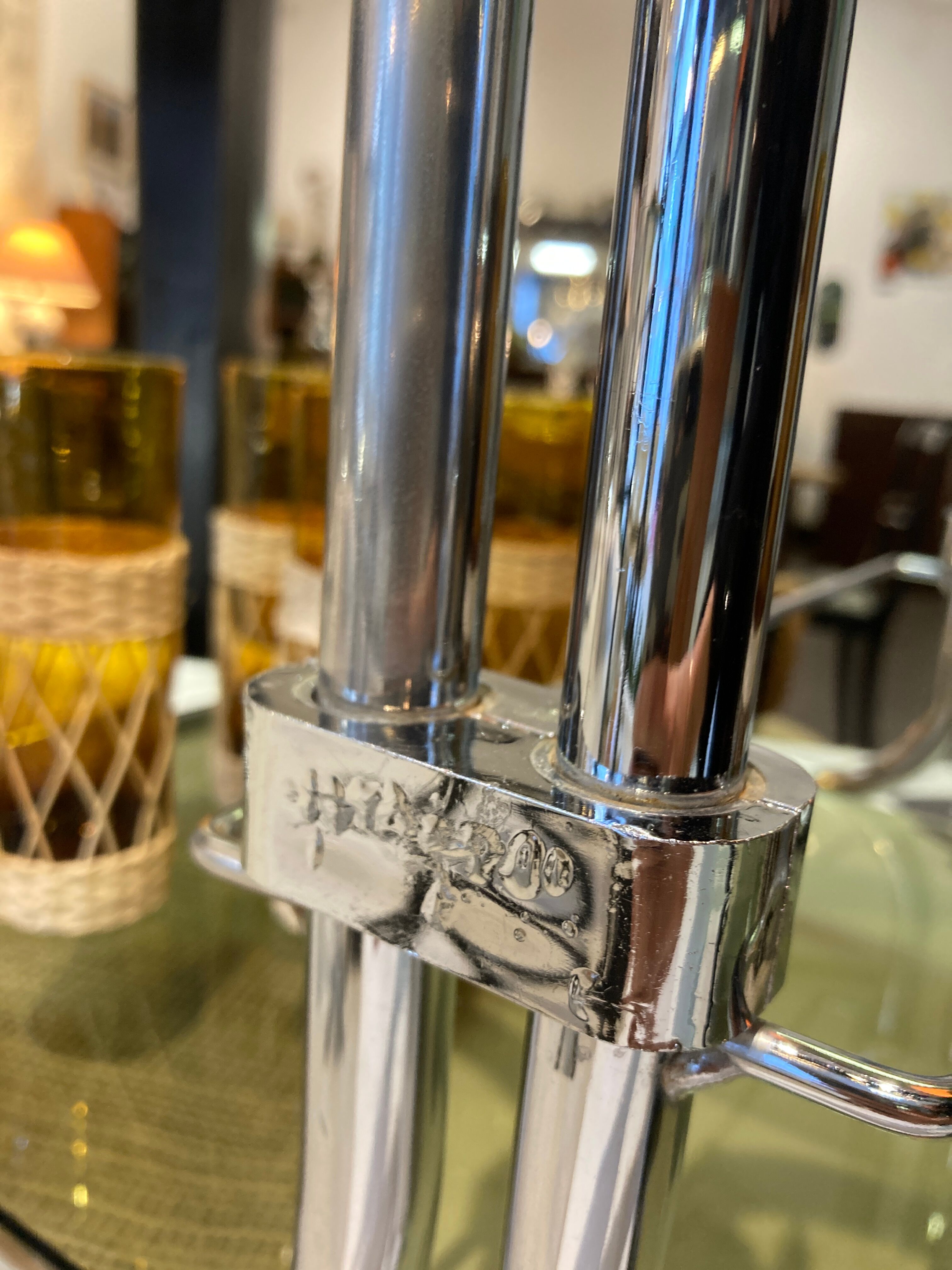 Desserte bar métal chromé et verre fumé