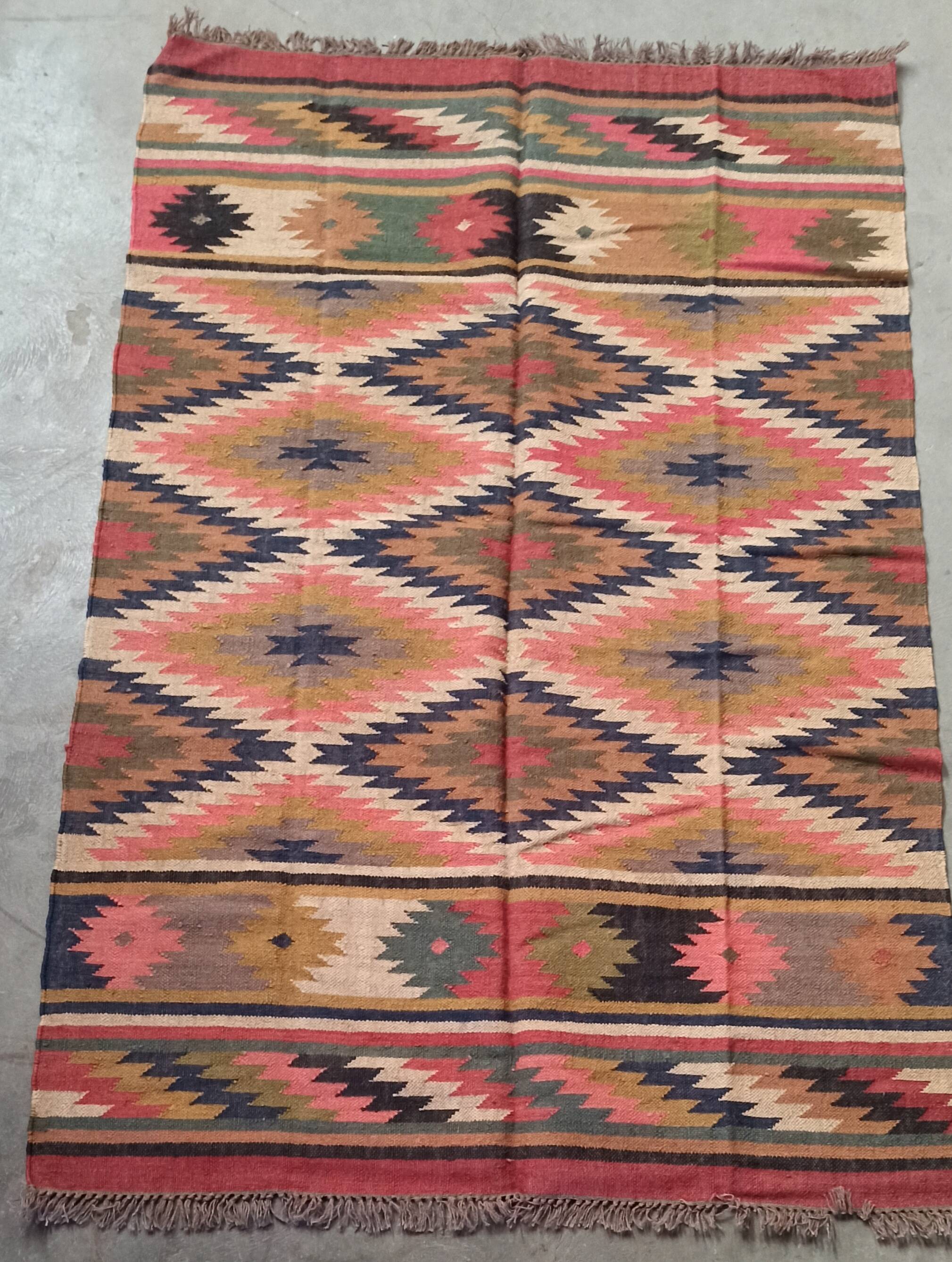 Kilim rug in jute and cotton. 160cm x 250cm