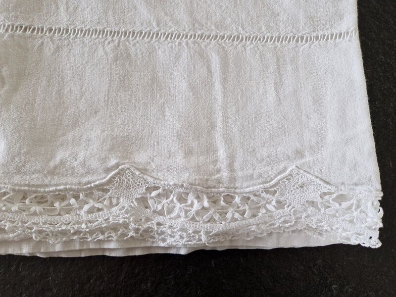 Old linen sheet - Encrypted BB - With openwork edging and lace on the bottom - Dimensions: 300x220cm