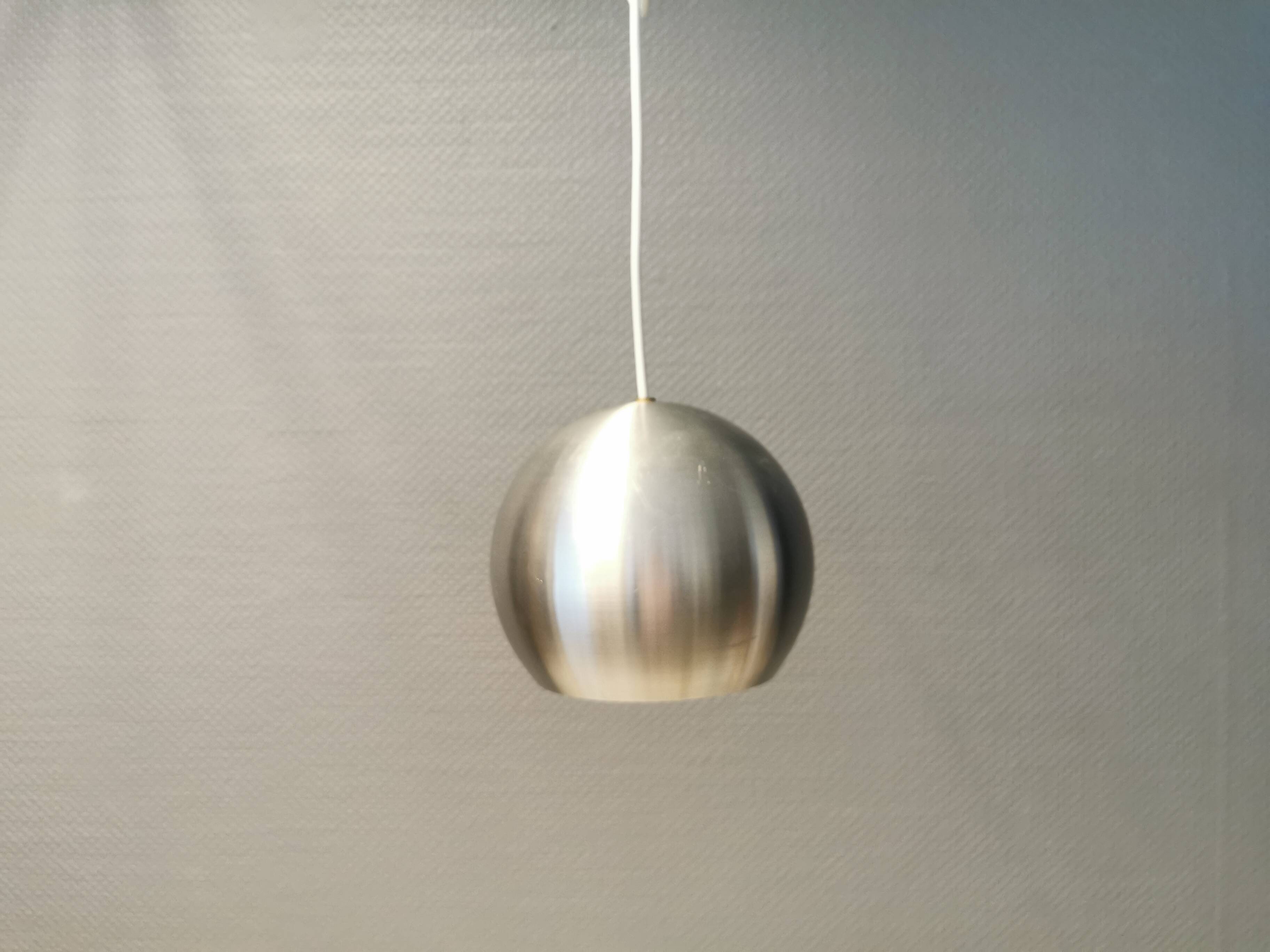 Lampe à suspension danoise originale en métal argenté, modèle "Ball" conçue par Benny Frandsen 1980