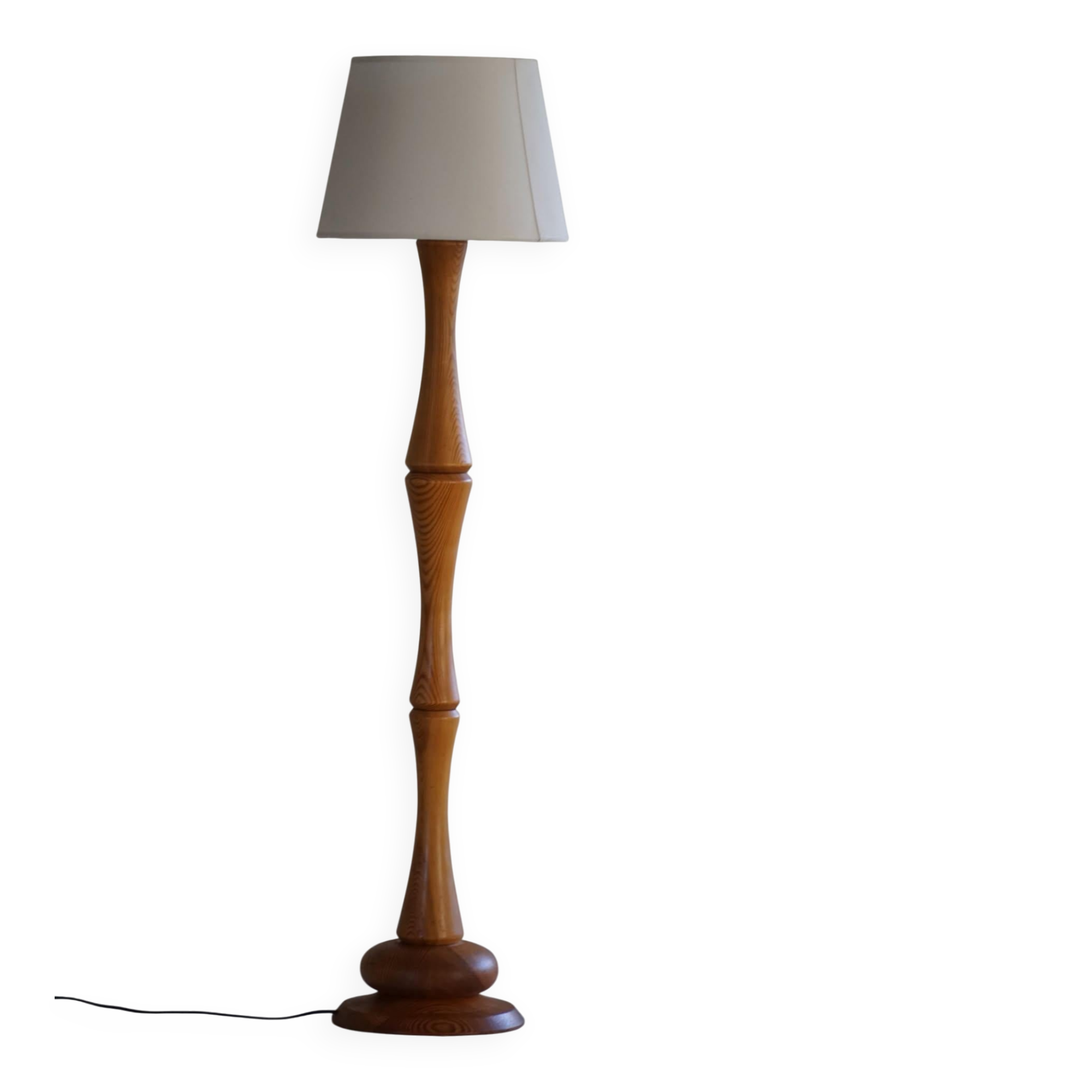 Modern sculptural Scandinavian floor lamp in solid pine, 1970s.