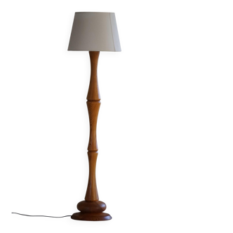 Modern sculptural Scandinavian floor lamp in solid pine, 1970s.