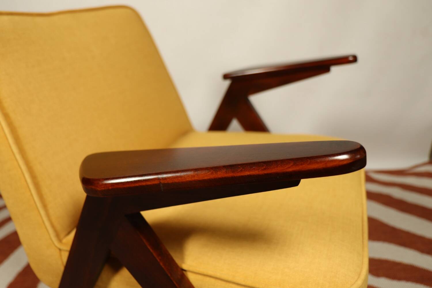 Fauteuil en bois et velours jaune par Chierowski