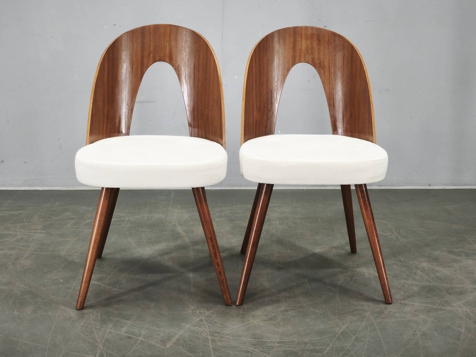 Ensemble de quatre chaises restaurées d'Antonin Suman des années 1960.