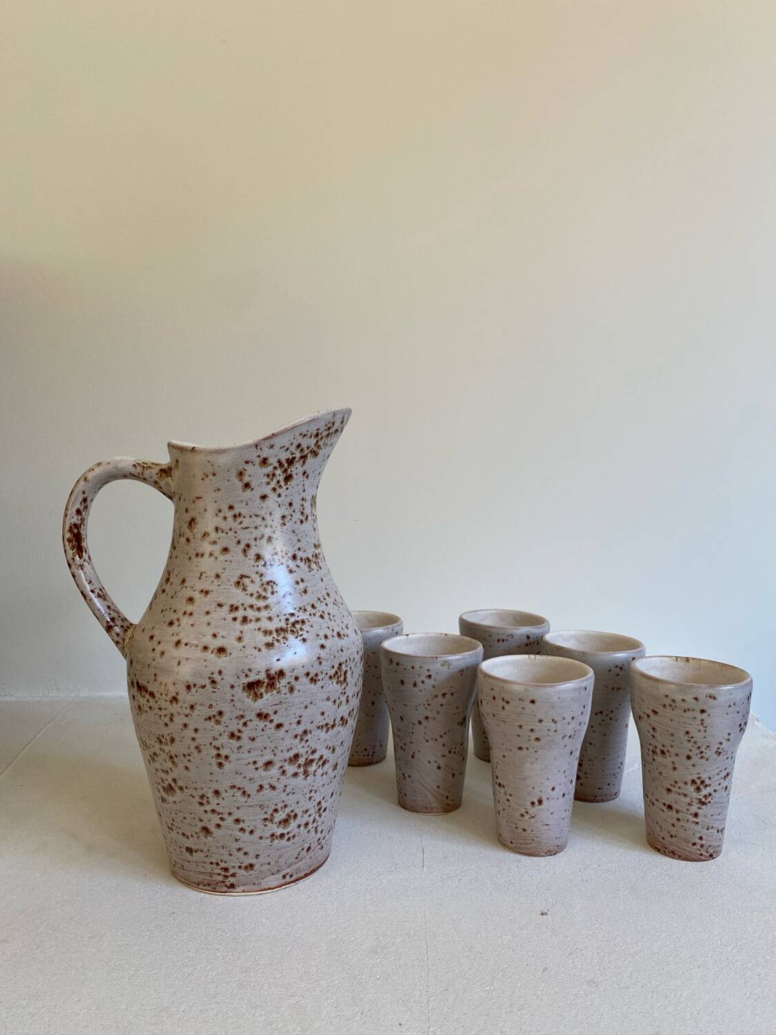 Jug and stoneware cups