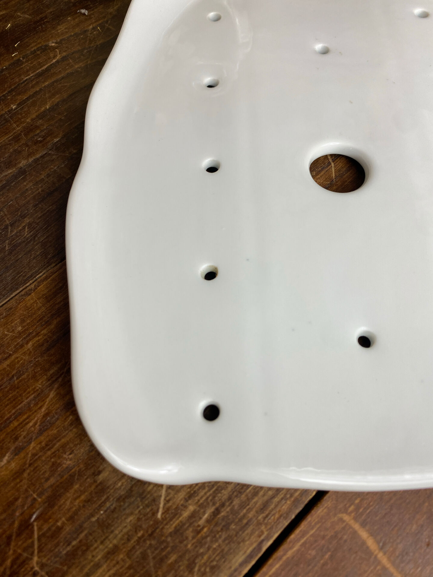 White porcelain draining plate