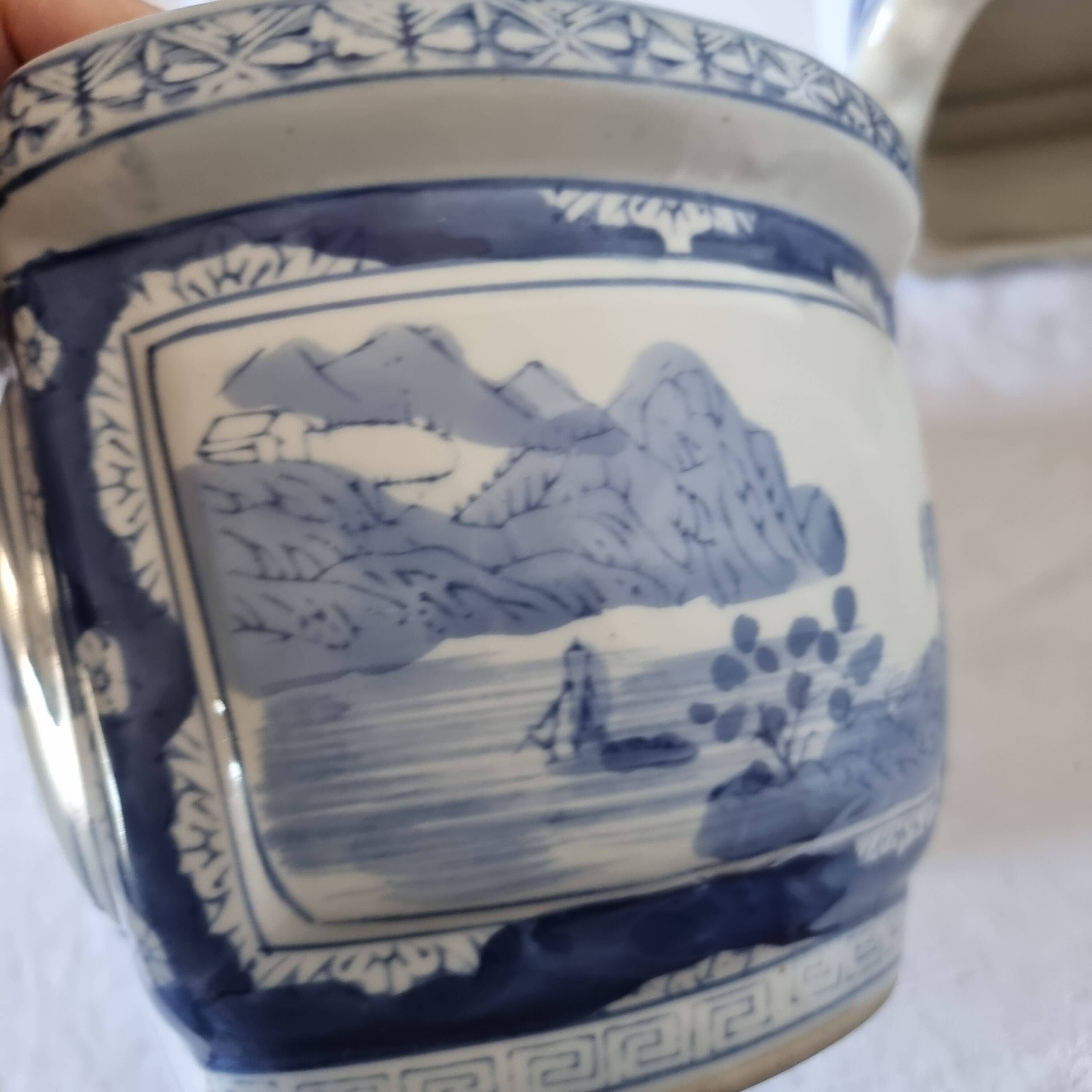 Magnifique cache-pot oriental sur piédestal en porcelaine bleue et blanche