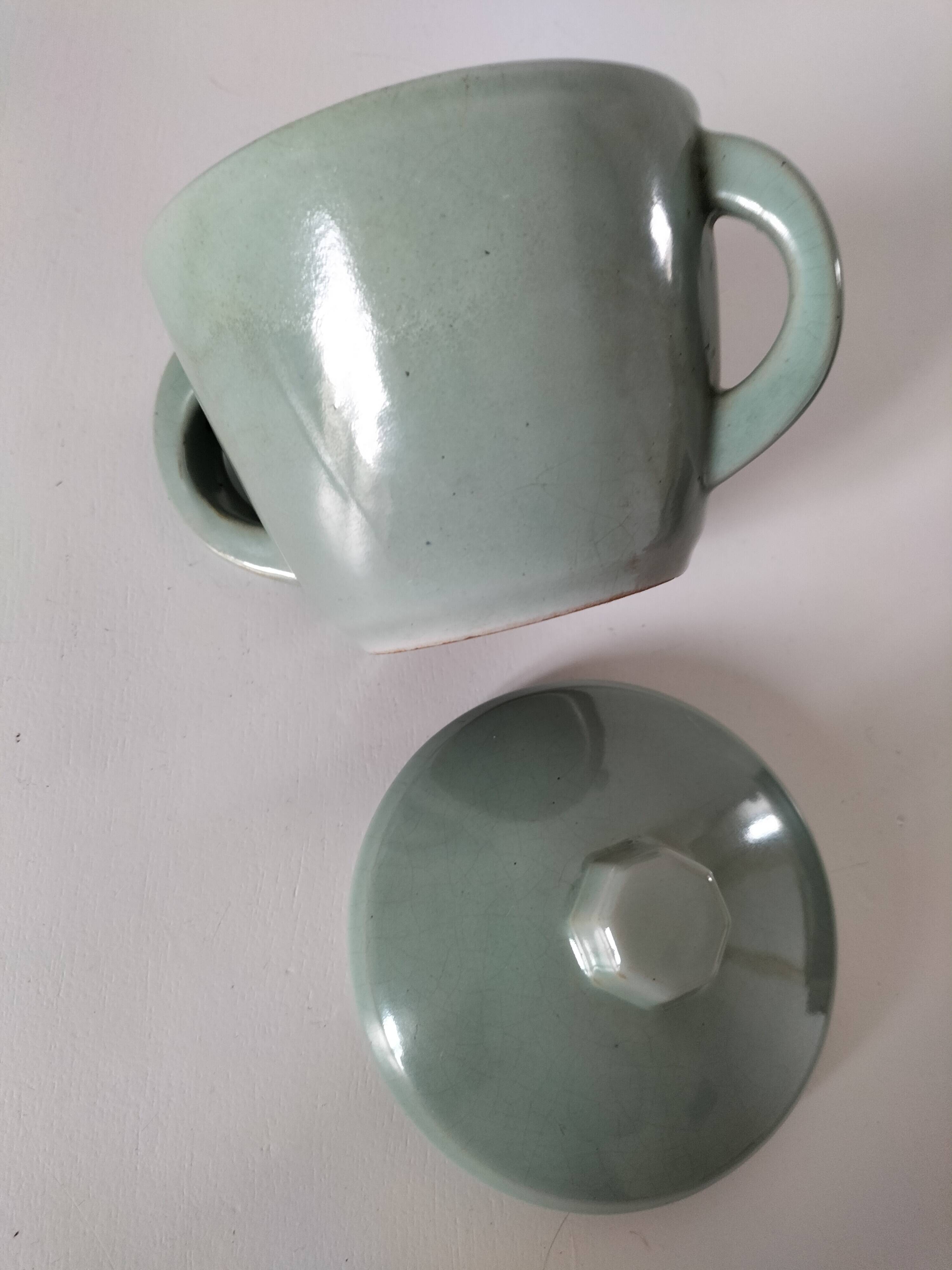 Covered sugar bowl in celadon ceramic – modernist lines
