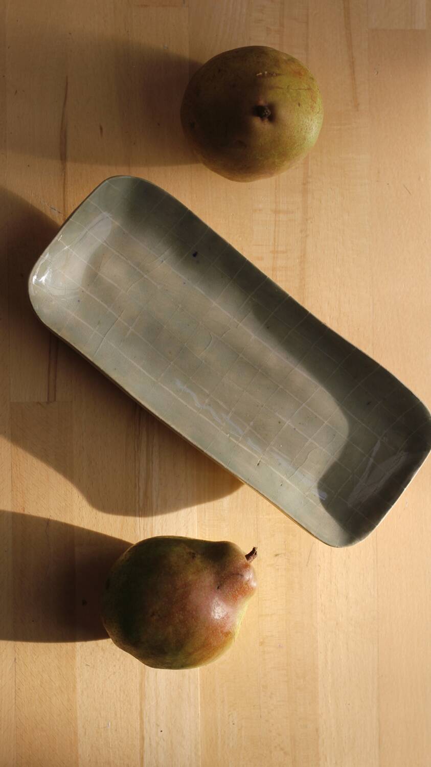 Elongated cake plate