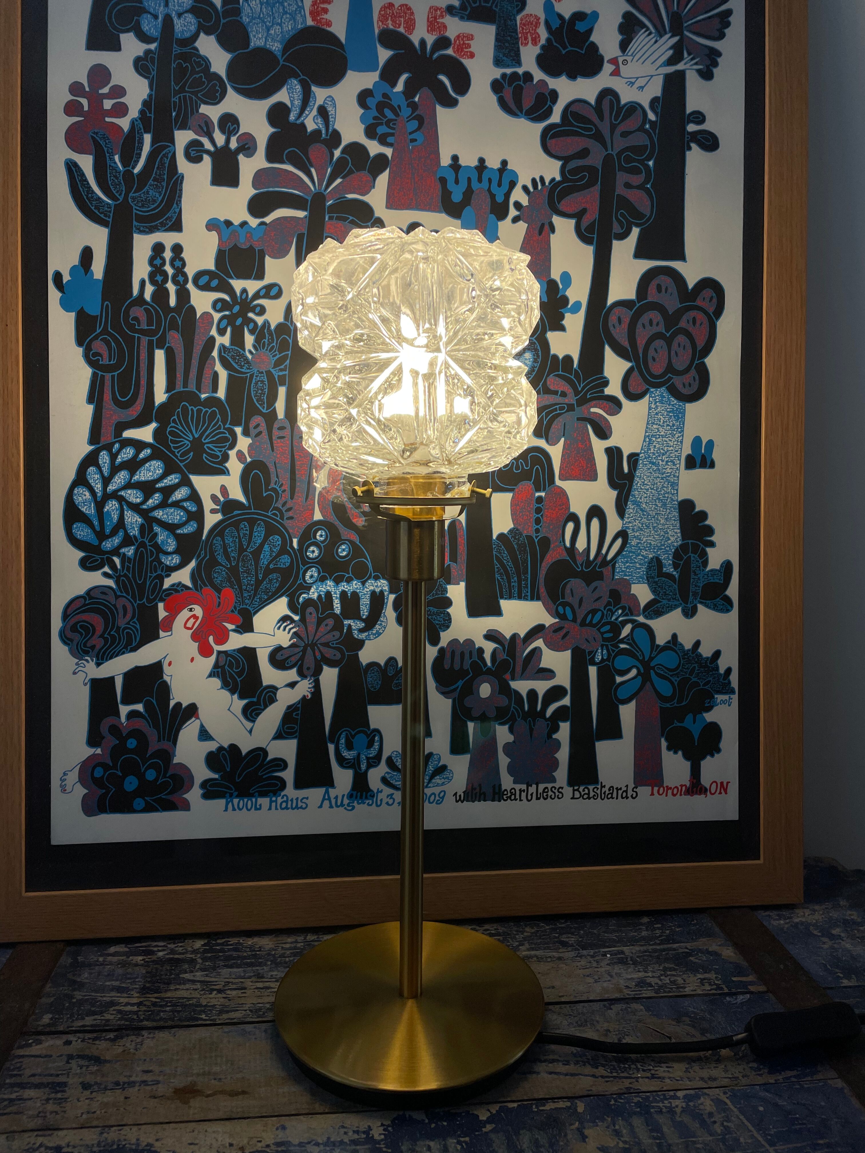 Table lamp globe in chiseled glass