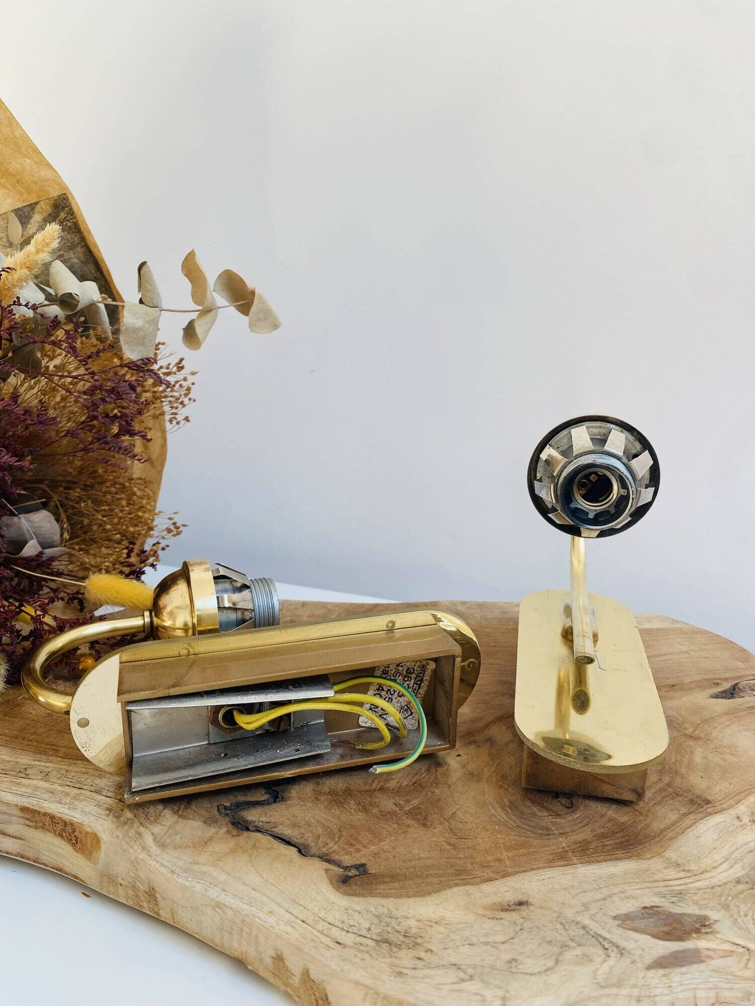 Pair of wall lights in brass and moulded bubble glass, style Helena Tynell.