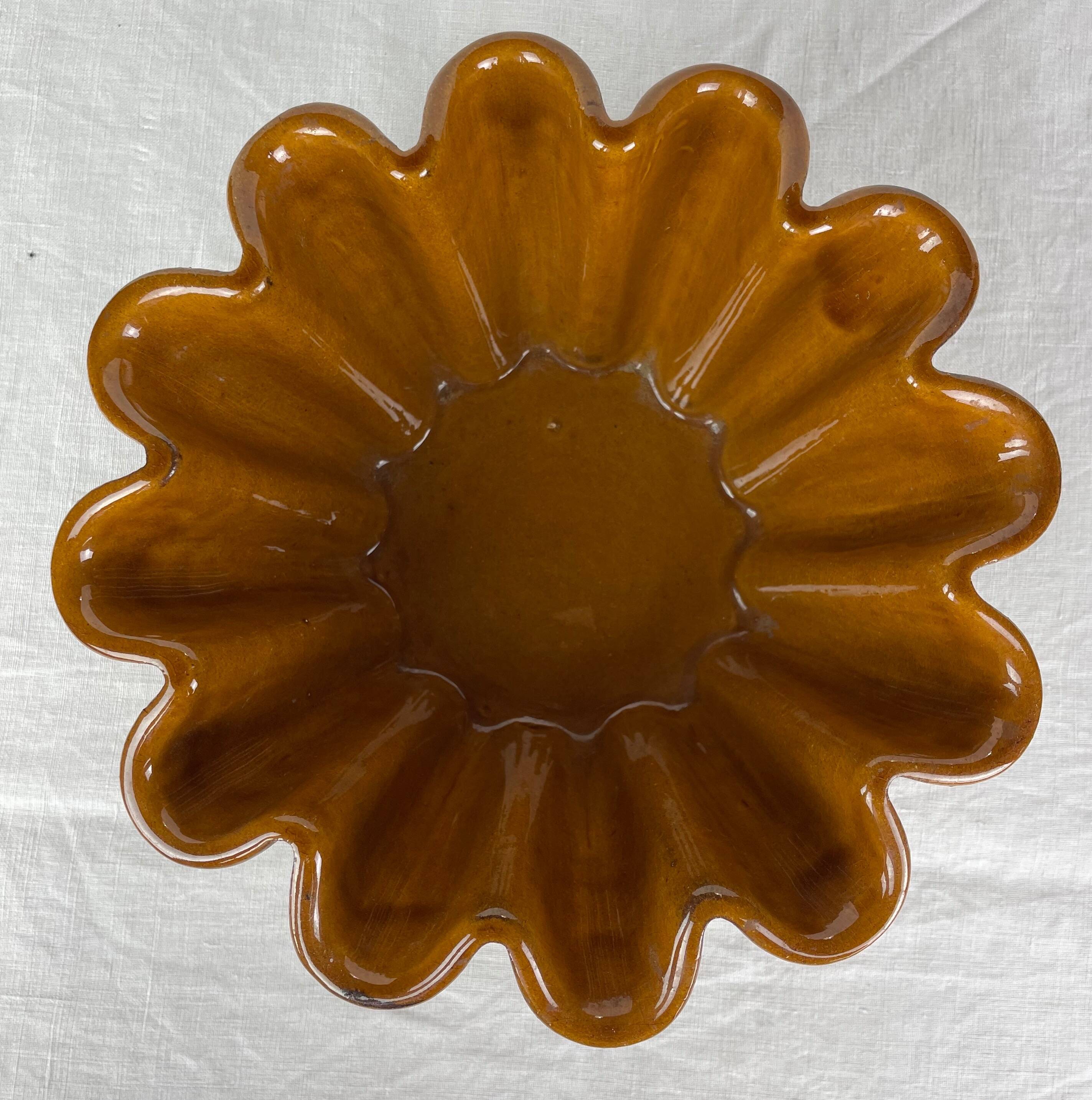 Ocher ceramic cake dish